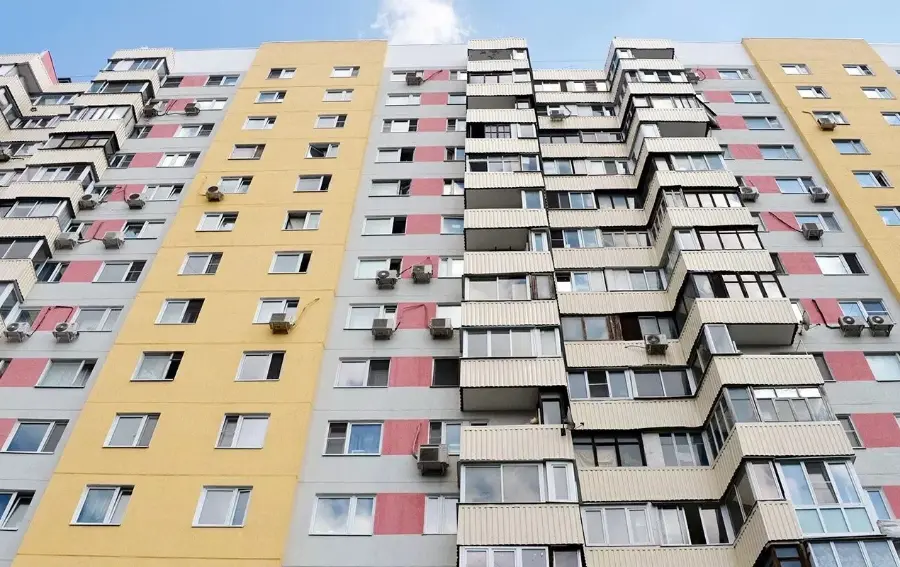 Почти 900 фасадов многоквартирных домов обновят в Москве 