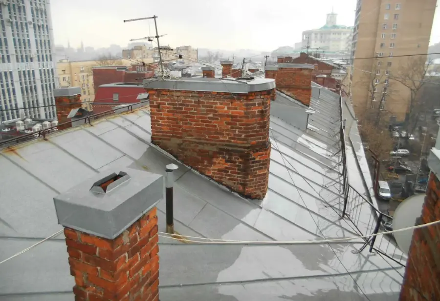 Более 700 крыш многоквартирных домов отремонтируют в Москве до конца года