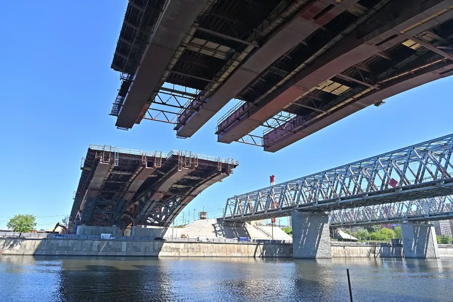 Семь автомобильных мостов проектируют и строят в Москве