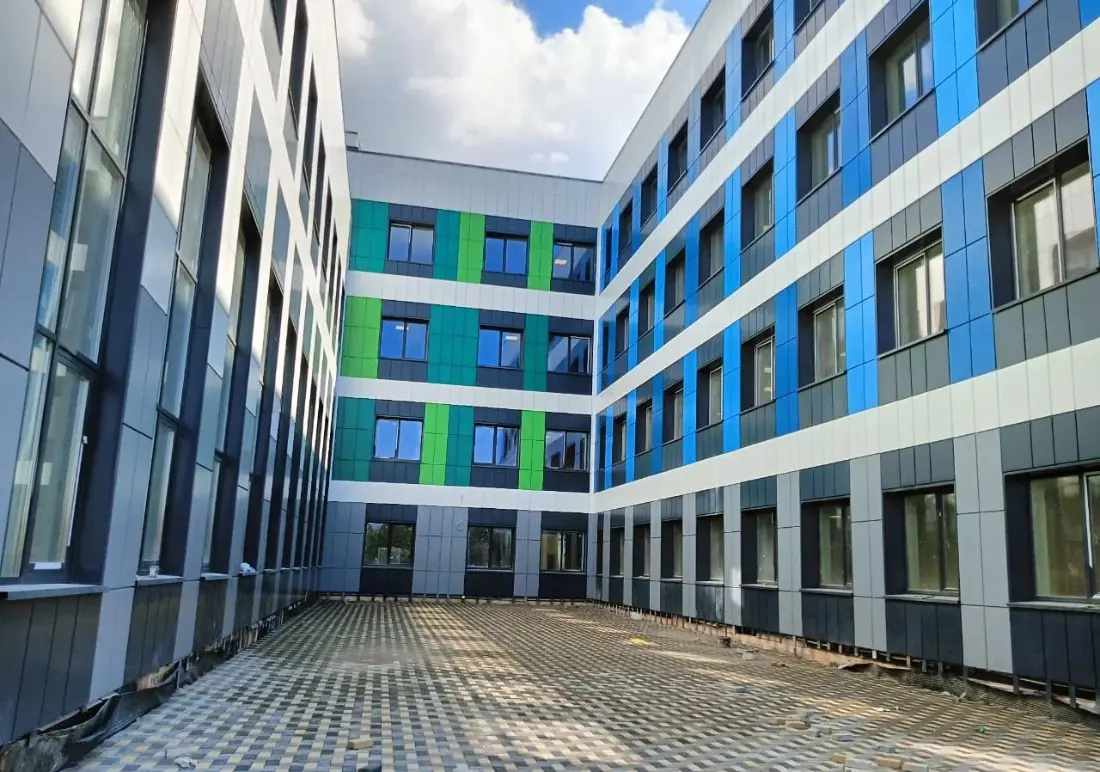 Строительство новой школы в подмосковном Чехове завершено на 92%