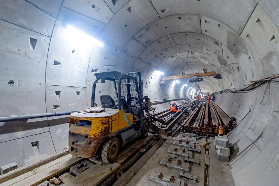 Одиннадцать станций Троицкой линии метро одновременно строят в Москве