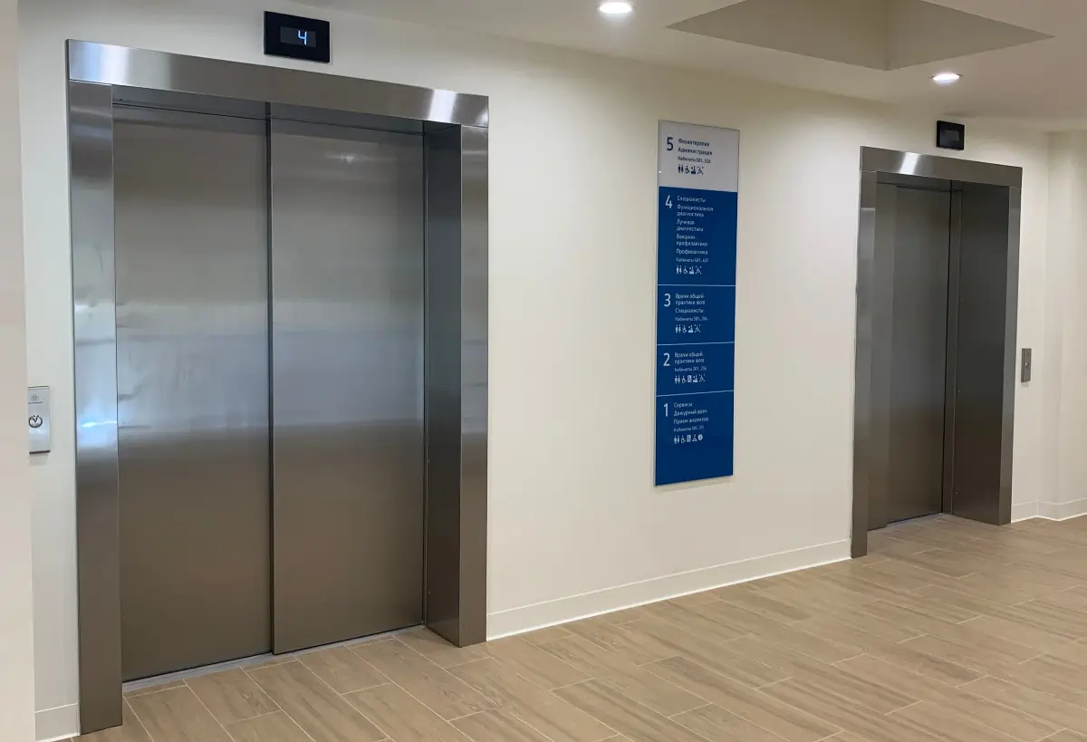 Почти 240 лифтов заменили в московских больницах и поликлиниках с начала года