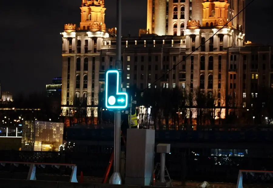 Новые светофоры с контурной подсветкой тестируют в Москве