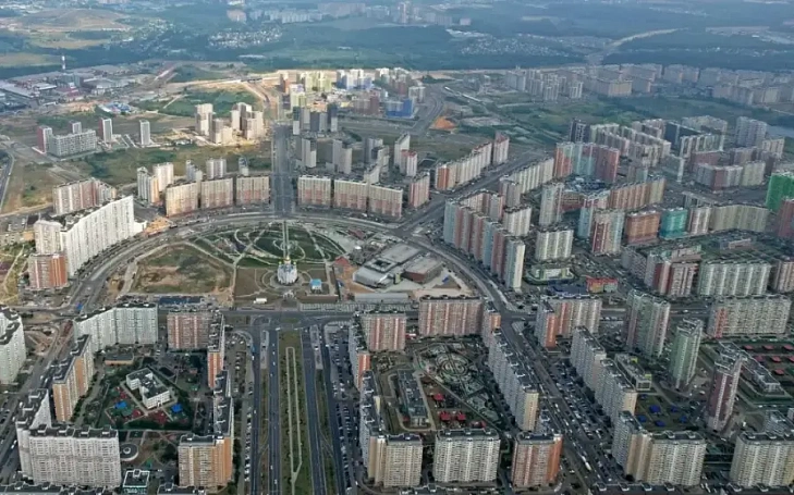 Новых лидеров рейтинга районов по дешевизне жилья определили в Москве